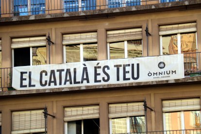 Cartell de la campanya d'Òmnium: El català és teu