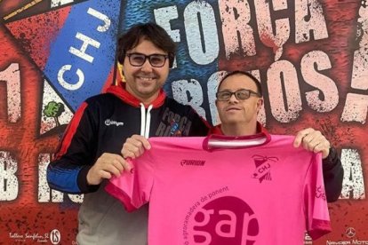 Ramon Solé, a la dreta, sosté la samarreta del Club Hockey Juneda. - CH JUNEDA