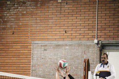 Dos jugadores del CECELL bloquegen un atac rival. - INGRID SEGURA