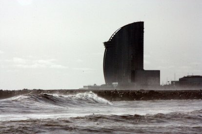 Primer pla de les onades a la platja de la Barceloneta amb l'Hotel Vela al darrera. 23 de gener de 2020. (Horitzontal)