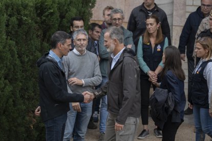 Felipe VI  saluda al presidente del Gobierno, Pedro Sánchez, durante su visita al centro del 112 en Valencia el pasado 3 de noviembre.