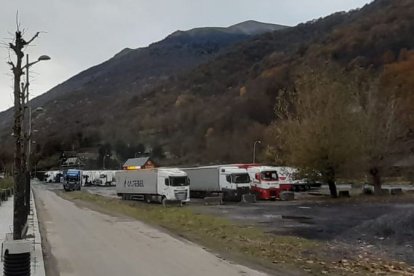 Camions a l'aparcament de Les aquest dijous.