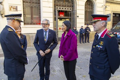 La consellera d'Interior i Seguretat Pública, Núria Parlon, amb l'alcalde de Lleida, Fèlix Larrosa.