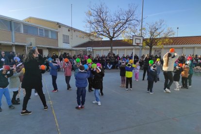 Una de les actuacions al pati de l'escola a la tarda.