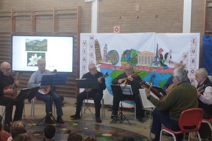 La jornada ha comptat amb l'actuació del grup de rondalla Pols i Pua.