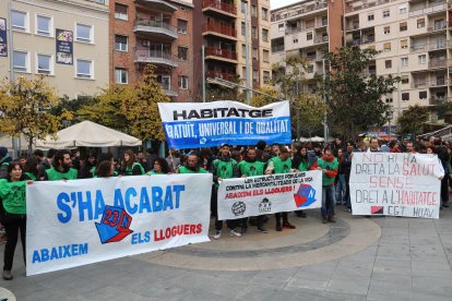 Participants de la concentració a favor d'una baixada del preu del lloguer a la plaça Ricard Viñes de Lleida