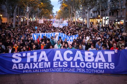 Capçalera de la manifestació a favor d'un habitatge digne 'S'ha acabat. Abaixem els lloguers' a Barcelona