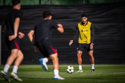Araujo, durant la sessió d’entrenament d’ahir. - FC BARCELONA