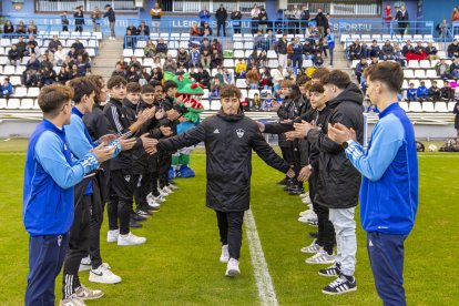 El club va fer va homenatjar el jugador del juvenil B Joan Lega, retirat per problemes cardíacs. - JORDI ECHEVARRIA