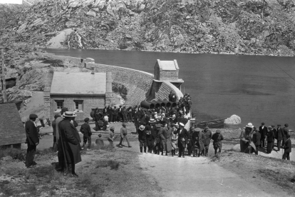 A la imatge superior, un moment de la visita del rei Alfons XIII a l’estany Gento, el juliol del 1924, font de la primera central hidroelèctrica de Catalunya a Capdella