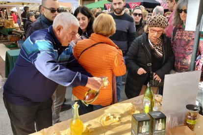 Els visitants van participar en els tastets d’oli.