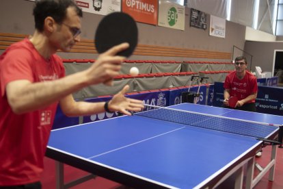 Millora. En només una hora es noten més àgils i ràpids en el joc. A la foto: Albert Vidal i Artur Sasot.