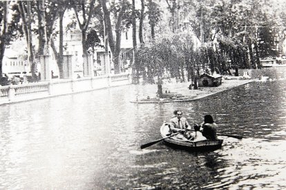 Estanque de los Camps Elisis. Desecado a finales de los 60 para ubicar en él el Palau de Vidre, era la zona más popular del parque por excelencia.