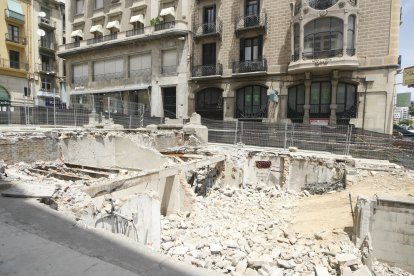 Plaça Sant Francesc. Antes de su reforma (fotos), la plaza que une
Blondel con el Carrer Major puede recordarse con los populares urinarios
reconvertidos en refugio ante un hipotético bombardeo.