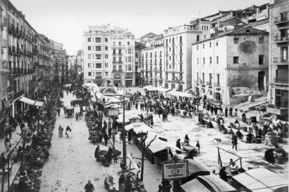 Plaza España. Ahora ya Plaça Sant Joan, pero en el film aparece como zona
del desfile del Batallón Barleta entrando en la ciudad. Al fondo, la fachada
de la casa de los recién casados Arturo Fernández y Analía Gadé.