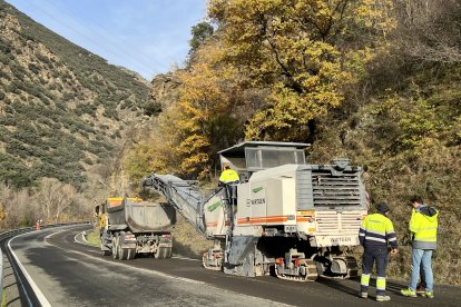 Les màquines treballant a la carretera C-13, entre Rialp i Llavorsí