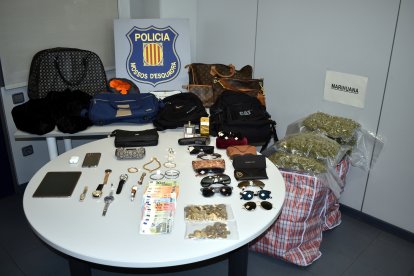 Els 13 quilos de marihuana envasada al buit, joies, rellotges, roba i diners decomissats al grup criminal desarticulat al Tarragonès