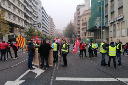 Els manifestants del sector del transport de viatgers tallen l'avinguda Catalunya de Lleida.