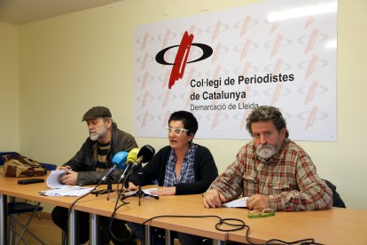 Representants d'Ipcena, SEO/BirdLife i Naturalesa Rural durant una roda de premsa a la seu del Col·legi de Periodistes de Lleida