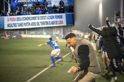 L'entrenador de l'AEM, Ruben López, celebrant la victòria contra l'Espanyol