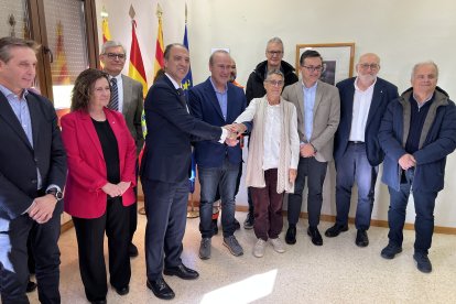 La consellera de Salut, Olga Pané, i el conseller de Sanitat del govern de l'Aragó, José Luis Bancalero, al Pont de Montanyana, on han signat el conveni d'assistència sanitària d'urgències i emergències