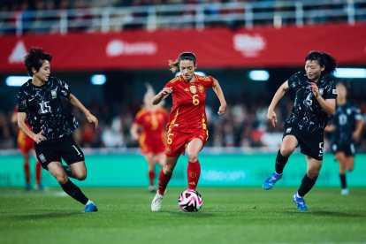 Aitana Bonmatí porta la pilota entre dos oponents de Corea del Sud. - RFEF