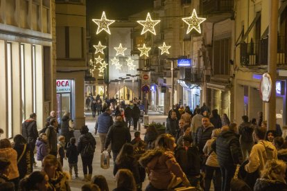 Tàrrega ya respira ambiente navideño. Los establecimientos comerciales prevén abrir varios domingos.