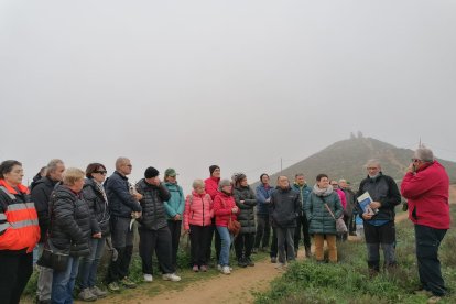 Concentració de membres de la Plataforma Lleida 1936 al peu del tossal de la Moradilla, amb la torre de fons.