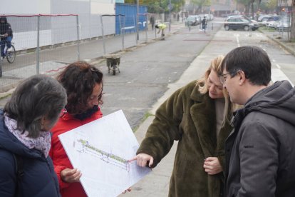 La tinenta d'alcalde Begoña Iglesias ha visitat les obres, acompanyada de tècniques municipals i de representants del veïnat.