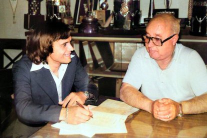 Clotet firmando el contrato con el Lleida ante el presidente Pepito Esteve en el verano de 1978.