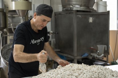 Torrons i Mel Alemany d'Os de Balaguer revoluciona el mercat amb el seu servei de torró al tall, ara també en la varietat dura