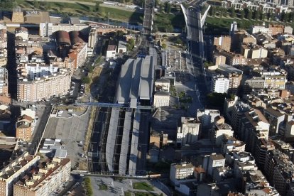 Una vista aèria de l'estació de tren de Lleida i el seu entorn.