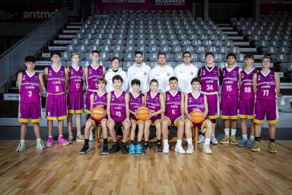 A la imatge, els jugadors i entrenadors que formen l’equip infantil que demà arranca la Minicopa ACB a Tarragona. - FORÇA LLEIDA
