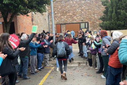 Els manifestants van fer un passadís a les sis encausades en el moment de l'entrada al jutjat de Tremp.