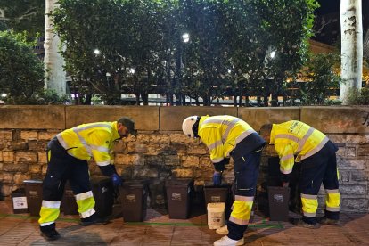 Personal agafa les bosses de brossa dels nous cubells del sistema porta a porta parcial a Tàrrega