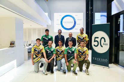 Jugadors de l’equip amb el patrocinador i el president del club.
