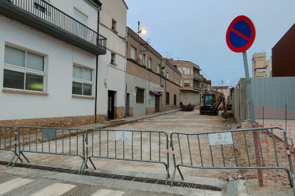 Les obres que s’executen des de fa setmanes al carrer Pere Mies de les Borges.