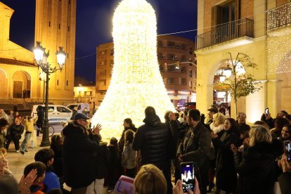 Un nou element és la campana gegant a la plaça de l’Ajuntament.