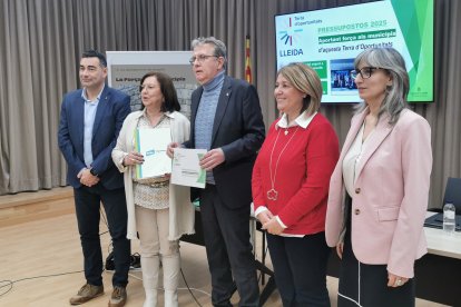 Los respresentantes de los grupos del equipo de gobierno con Rosa Maria Perelló, de Junts, segunda por la izquierda.