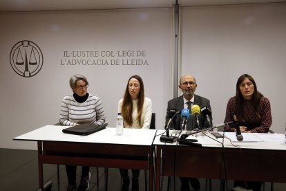 Iolanda Vidal, Anna Clop, Pau Simarro i Olga Clop durant la presentació de la 'Plataforma Horta Segura' al Col·legi d'Advocats de Lleida