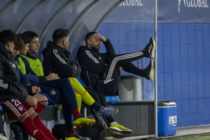 Marc Garcia, completament desesperat a la banqueta. - JORDI ECHEVARRIA