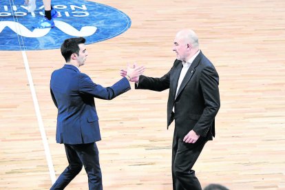 Encuentra i Ponsarnau se saluden al final del partit. - SANTI IGLESIAS