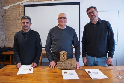 D'esquerra a dreta: Toni Sala, president de l'Associació d’Amics de Sant Pere de Ponts, Josep Tàpies, alcalde de Ponts i Jaume Vilalta, de la productora Lukimedia, autors de l’audiovisual immersiu de Sant Pere de Ponts.