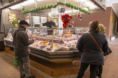 La carnisseria Forcada ven provisions per cuinar durant les festes.