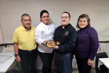 Marc Cabecerans junto a Cindy, su pareja y cocinera del local, junto a sus abuelos Flor y Laureano que trajeron la fruta desde Colombia. J.C.M.C. el TRiplete El Brito’s Casual Bar de General Brito, 4, ya ha ganado las ediciones del 2021, 2023 y 2024.