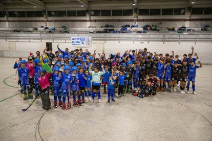 Foto de família del centenar de jugadors i jugadores que van prendre part ahir en el Torneig de Nadal del Llista. - GERARD HOYAS