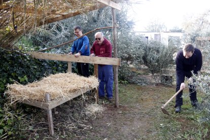 L'escena dels pastors del pessebre vivent dels Mangraners, a Lleida, a punt per a l'inici de les representacions.