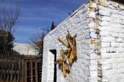 Detall de les parets fetes amb tetrabrics d'una de les construccions del pessebre vivent del barri dels Mangraners de Lleida.