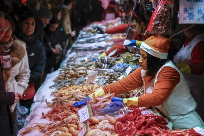 Imagen de archivo de varias personas ultimando sus compras para las comidas de Navidad en el mercado de la Boquería de Barcelona.