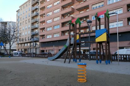 Nou parc infantil al passeig sobre les vies.